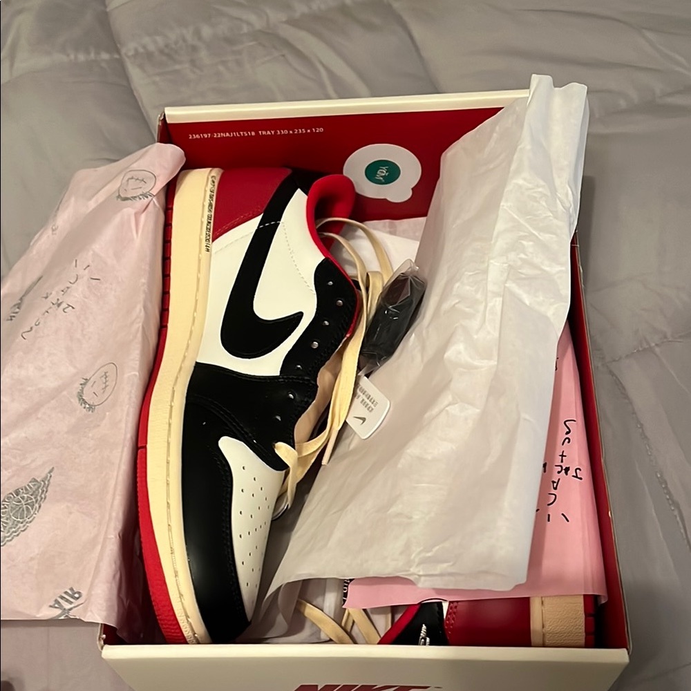 Travis Scott 1 lows - red/black/white